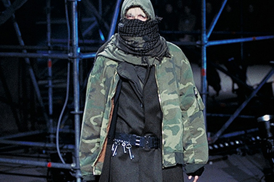 raf-simons-fall-winter-2001-riot-riot-riot-collection-runway
